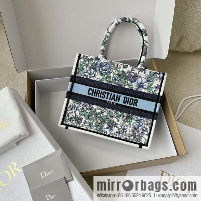 wsxc1693587320185_0-800x800eoxbipsgzfr65956_20250719020500.jpg DIOR S BOOK TOTE M1265 blue and white floral