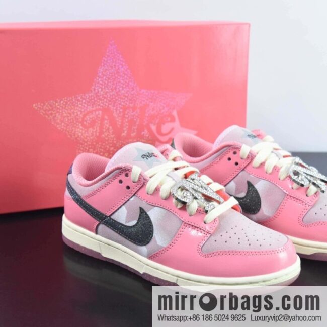 Nike SB Dunk Low \"Hot Punch and Pink Foam\" low-top casual board shoes, Barbie powder, star printing item number: FN8927-621