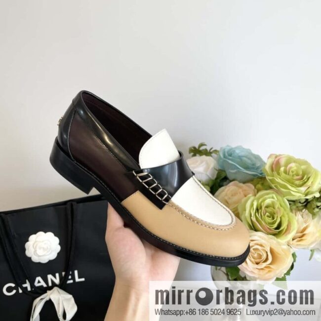 CHANEL Xiaoxiang Metal letter loafers G39190 color matching