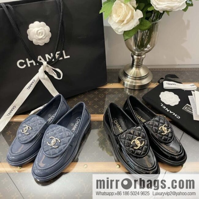 CHANEL Small fragrance medieval diamond, retro patent leather loafers
