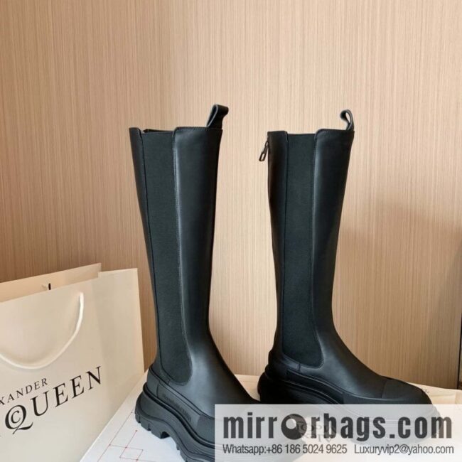 Alexander McQueen Alexander McQueen, thick-soled glossy knight boots