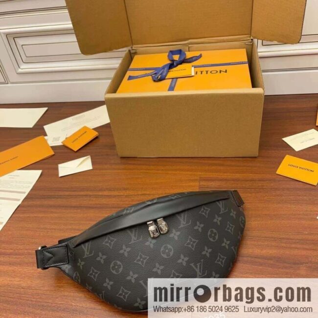 LV M46035 DISCOVERY Small fanny pack