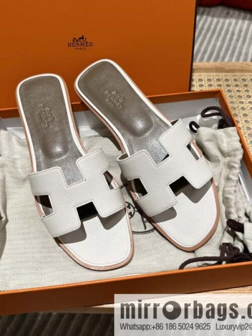 wsxc1698780336482_0-800x8004el53eecqxd139092_20250705010117.jpg Hermes, classic slippers.