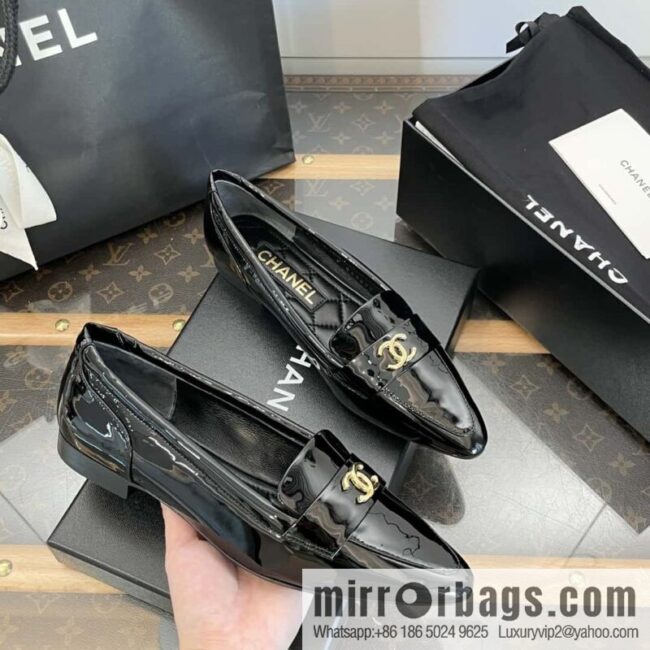 CHANEL Xiaoxiang vintage patent leather pointed loafers