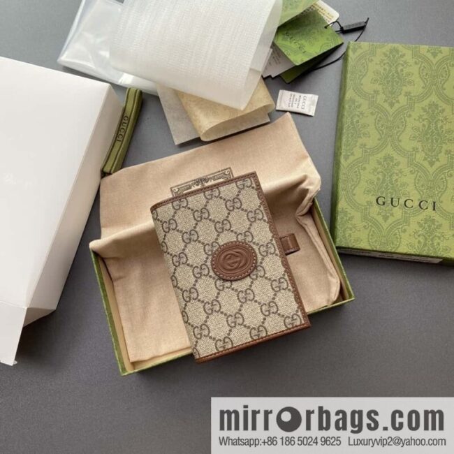 GUCCI G Replica Luxury Handbag Decoration Interlocking Double G Label Passport Holder 724562
