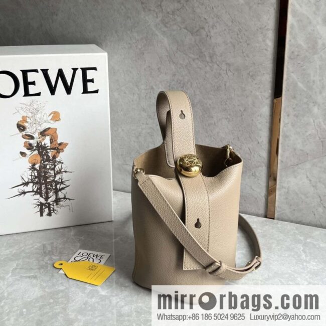 LOEWE latest 𝑷𝒆𝒃𝒃𝒍𝒆 bucket bag 0705 sand color