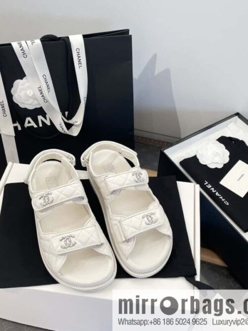 wsxc1714225808182_0-800x800duqgnkcxdh398828_20250702033331.jpg CHANEL Xiaoxiang new version, double leather buckle, high-gloss sheepskin, Velcro beach shoes
