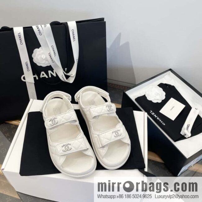 CHANEL Xiaoxiang new version, double leather buckle, high-gloss sheepskin, Velcro beach shoes
