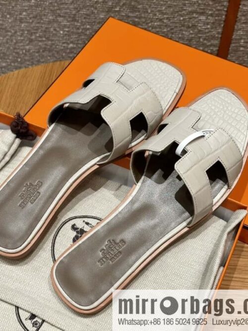 wsxc1715876013435_0-800x800y1rhtjr01ib89530_20250701233821.jpg Hermès 181 Oran sandals alligator/crocodile 🐊 glacier white/8L/Beton