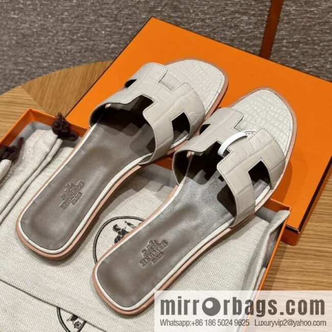 wsxc1715876013435_0-800x800y1rhtjr01ib89530_20250701233821.jpg Hermès 181 Oran sandals alligator/crocodile 🐊 glacier white/8L/Beton