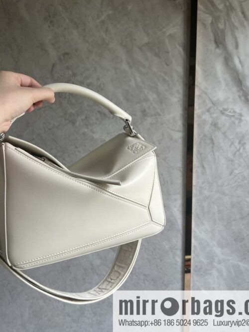 wsxc1720020217710_0-800x800ab4o0t2xh2j184292_20250708204243.jpg LOEWE satin leather ➕ Anagram embroidery shoulder strap geometric bag 0189 salt white 24CM