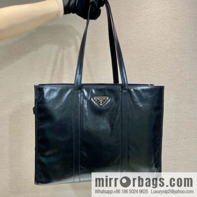 PRADA 🎉 oil wax tote bag 🎉 1BG460