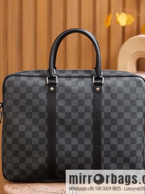 LV 𝐏𝐎𝐑𝐓𝐄 𝐃𝐎𝐂𝐔𝐌𝐄𝐍𝐓𝐒 𝐕𝐎𝐘𝐀𝐆𝐄 briefcase M41478