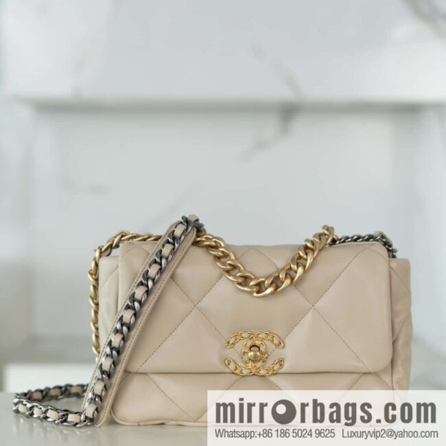𝐂𝐇𝐀𝐍𝐄·𝐋 19bag light apricot, small AS1160