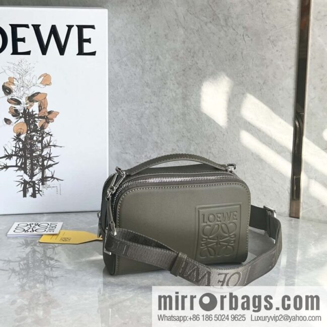 LOEWE horizontal version, couple model, camera bag 0688 green.
