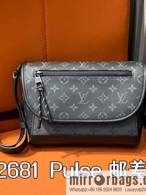[Boutique‑grade] M12681 black flower/silver flower, men\'s bag messenger bag series Pulse messenger bag