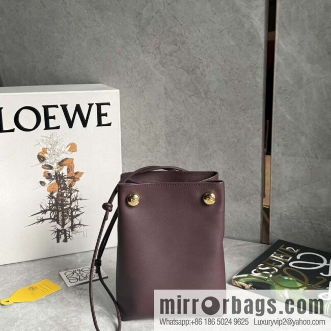 LOEWE\'s new Pebble Pouch 0905 burgundy
