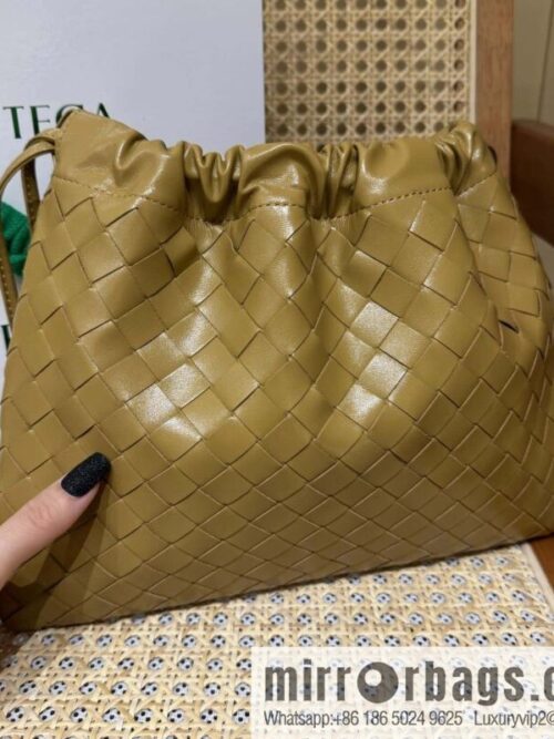 wsxc1735663091368_0-800x800rauhdqs3txy125689_20250702190905.jpg BV Medium Dustbag Clutch 796728 Pine cone brown