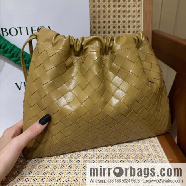 wsxc1735663091368_0-800x800rauhdqs3txy125689_20250702190905.jpg BV Medium Dustbag Clutch 796728 Pine cone brown