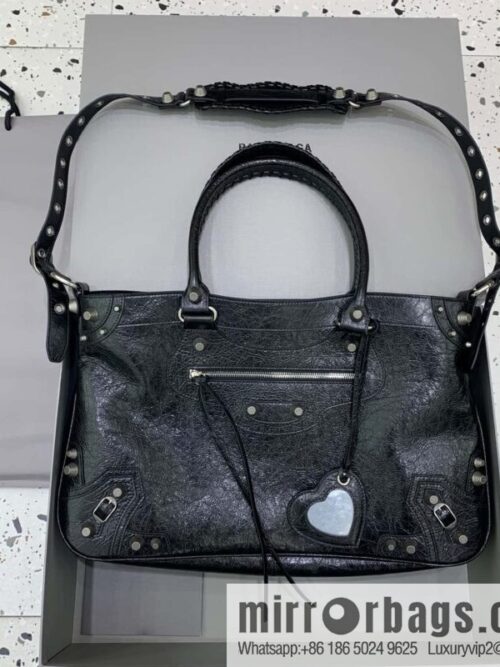 wsxc1739561249419_0-800x800qrwdzto4kfi104886_20250702061211.jpg Balenciag neo cagole xl plus oil wax black silver 🖤 locomotive bag derivative new 761601