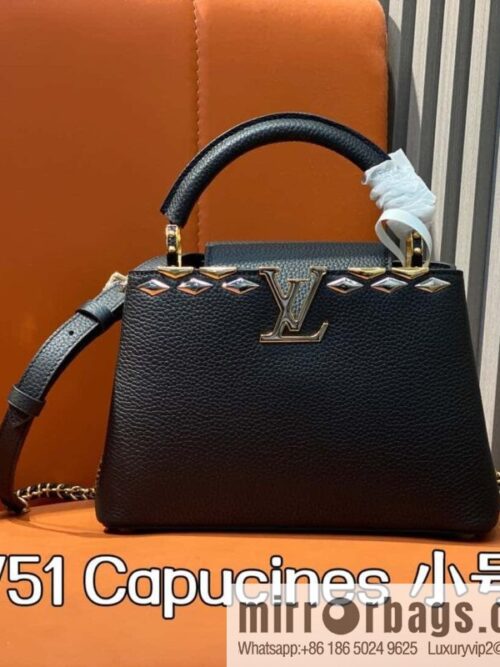 [Boutique‑grade] M12751 black full leather rhombus, full leather cap that English series, this Capucines small handbag